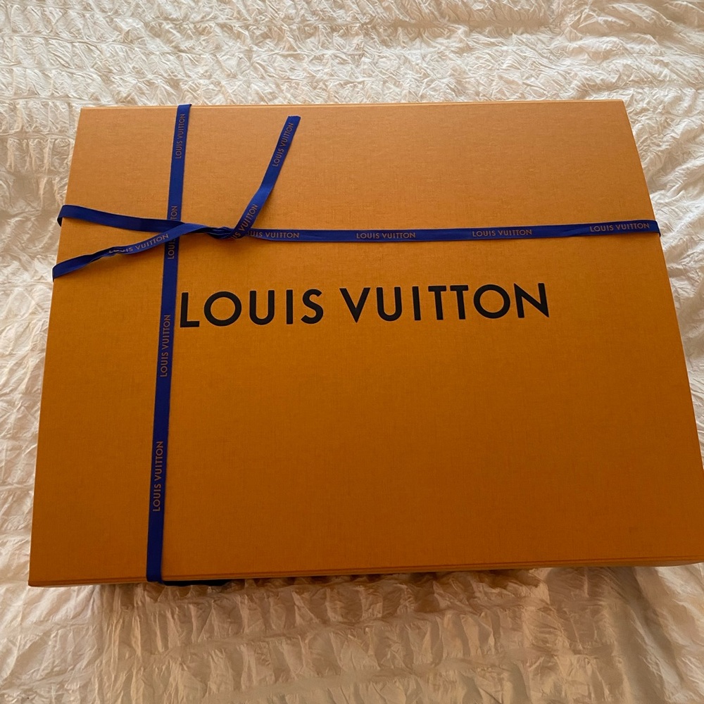New Louis Vuitton XL Magnetic Box & Ribbon 100% Authentic